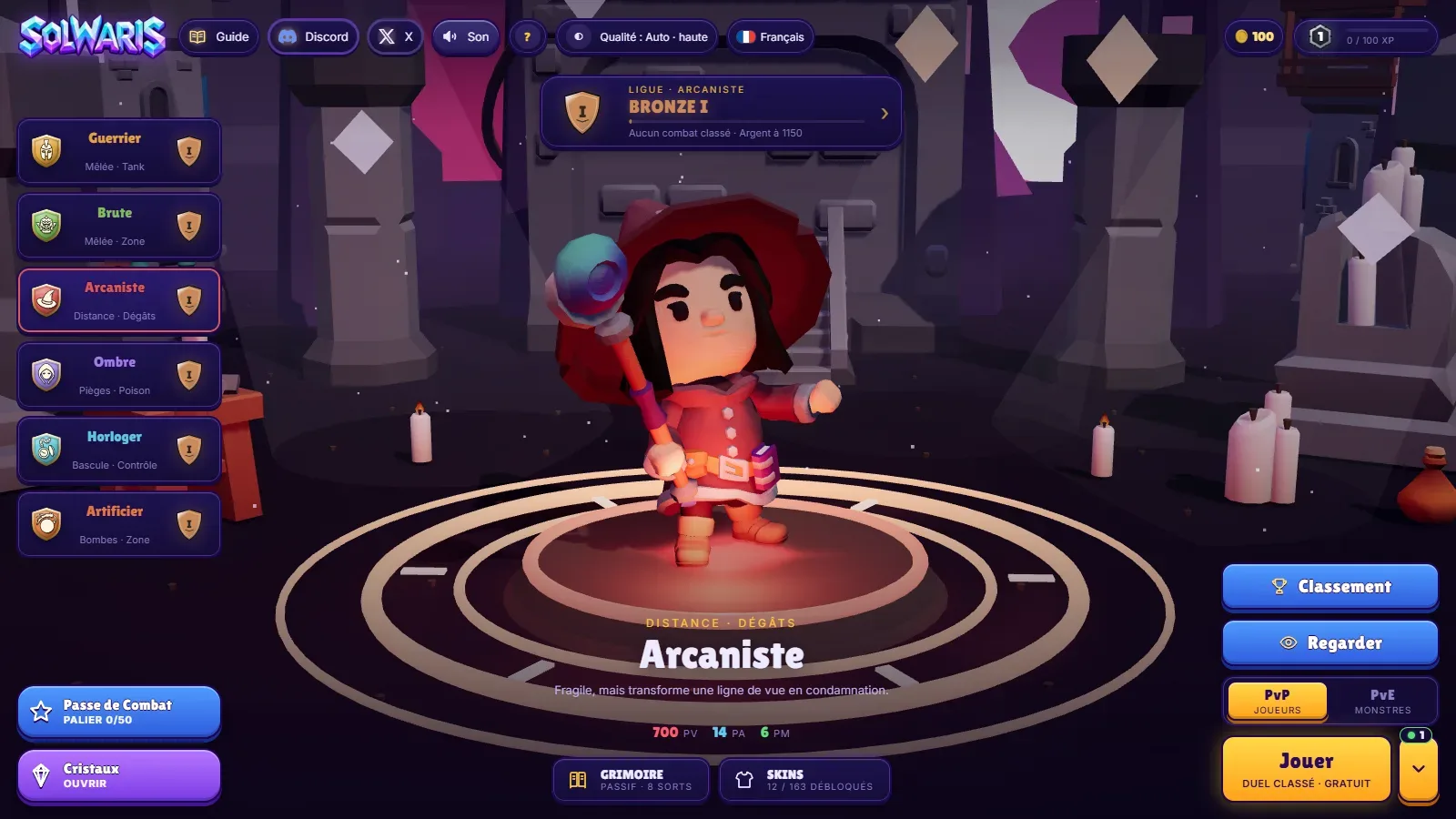Le menu de Solwaris sur l’Arcaniste : le héros au centre avec ses points de vie, d’action et de mouvement, la liste des classes à gauche et le bouton Jouer